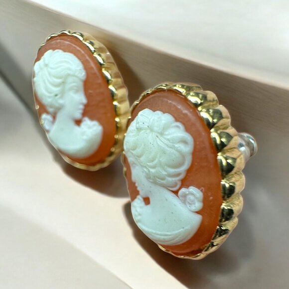 Small Cameo Pierced Earrings Costume Jewelry Gold Tone - Picture 2 of 3